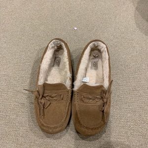 UGG slippers. Size: 10